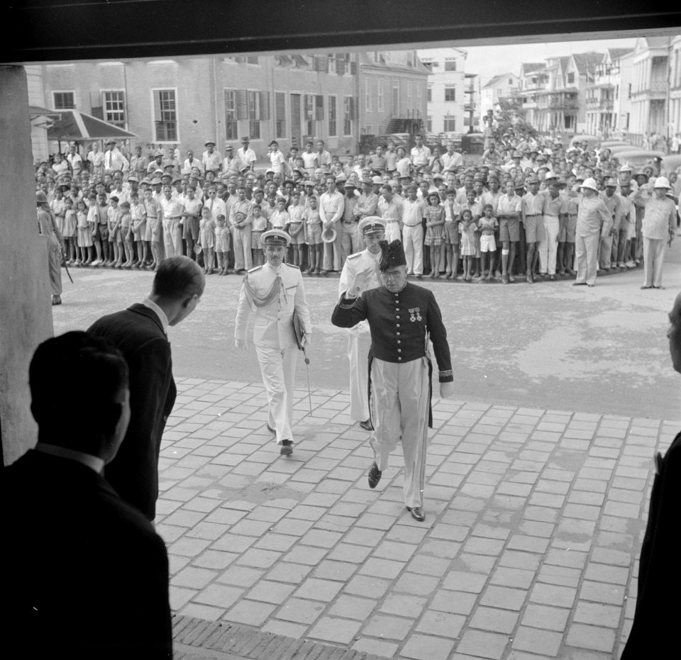 Gouverneur Brons betreedt het gebouw van de Staten in Paramaribo, Bestanddeelnr 252-7067