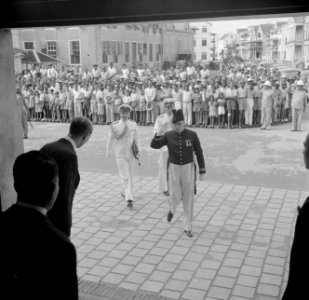 Gouverneur Brons betreedt het gebouw van de Staten in Paramaribo, Bestanddeelnr 252-7067