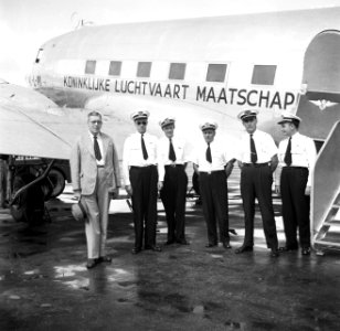 Gouverneur Brons (links) en de bemanning van het KLM-vliegtuig op vliegveld Zand, Bestanddeelnr 252-6347