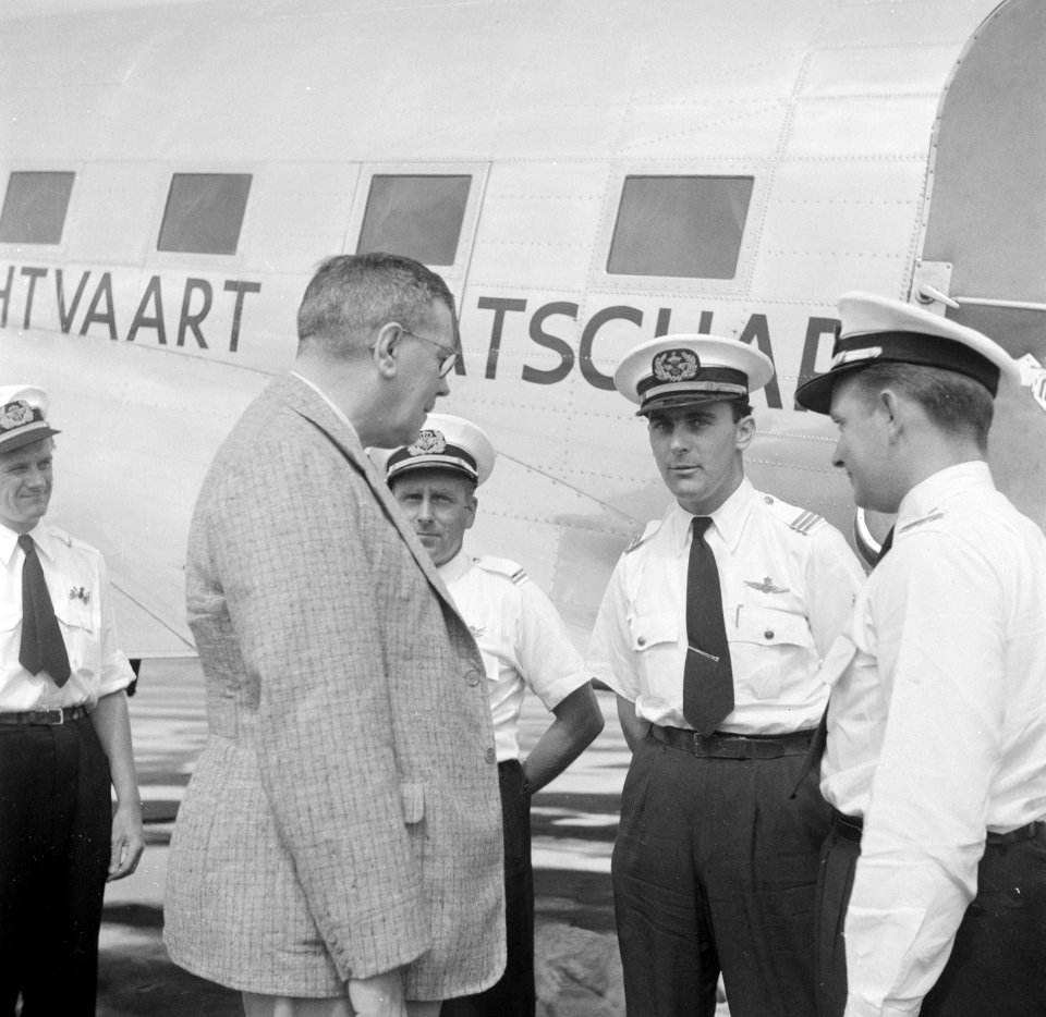 Gouverneur Brons praat met de bemanning van een vliegtuig op vliegveld Zanderij , Bestanddeelnr 252-7074