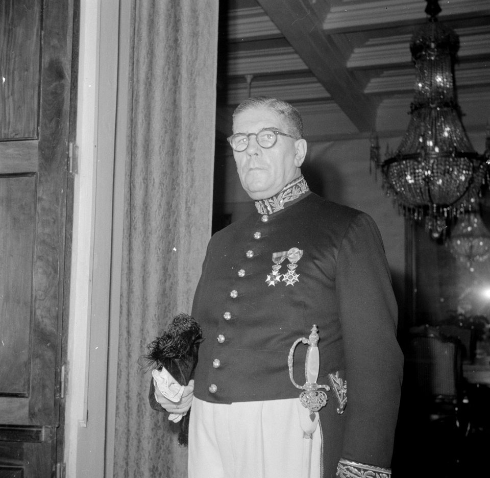 Gouverneur J.C. Brons in ambtskostuum, Bestanddeelnr 252-7042