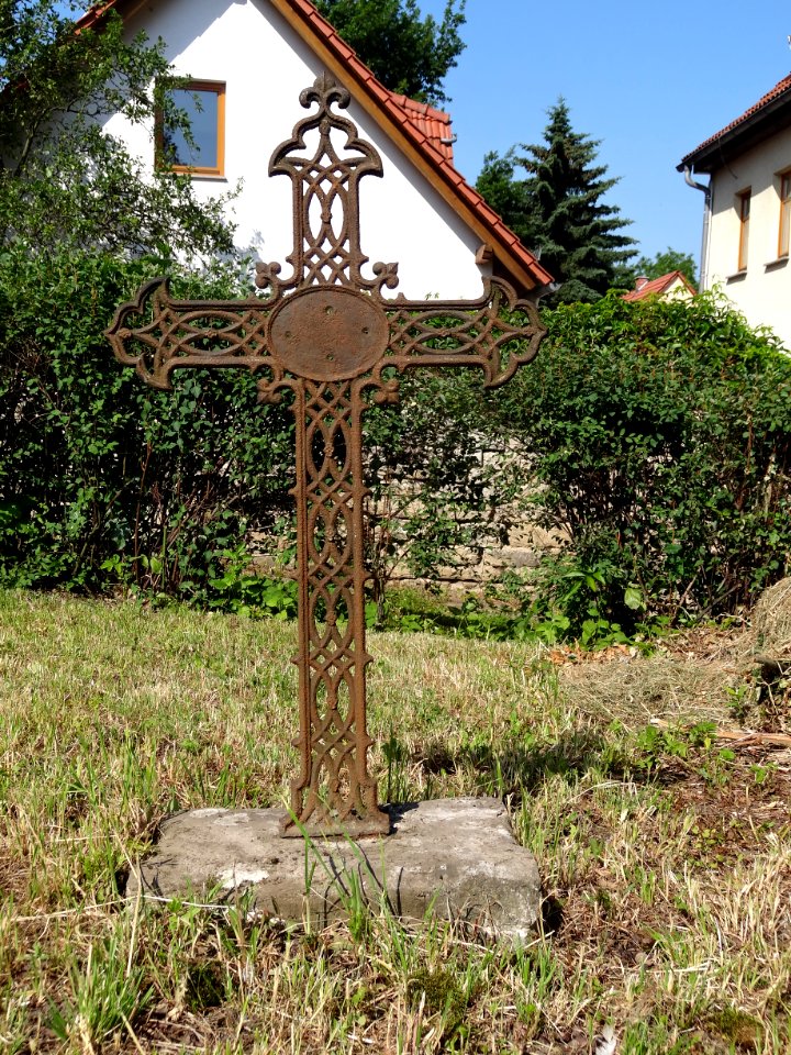 Grabkreuz neben der Kirche von Bechstedtstraß
