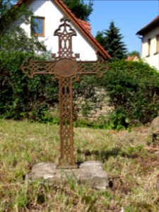 Grabkreuz neben der Kirche von Bechstedtstraß