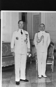 Gouverneur Generaal Jhr. Mr. Tjarda van Starkenborgh Stachouwer en zijn adjudant, Bestanddeelnr 935-0777 photo