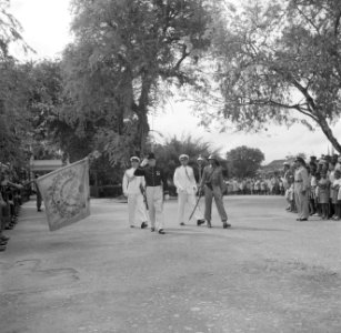 Gouverneur Brons groet het vaandel van de Troepenmacht in Suriname, op weg naar , Bestanddeelnr 252-7059