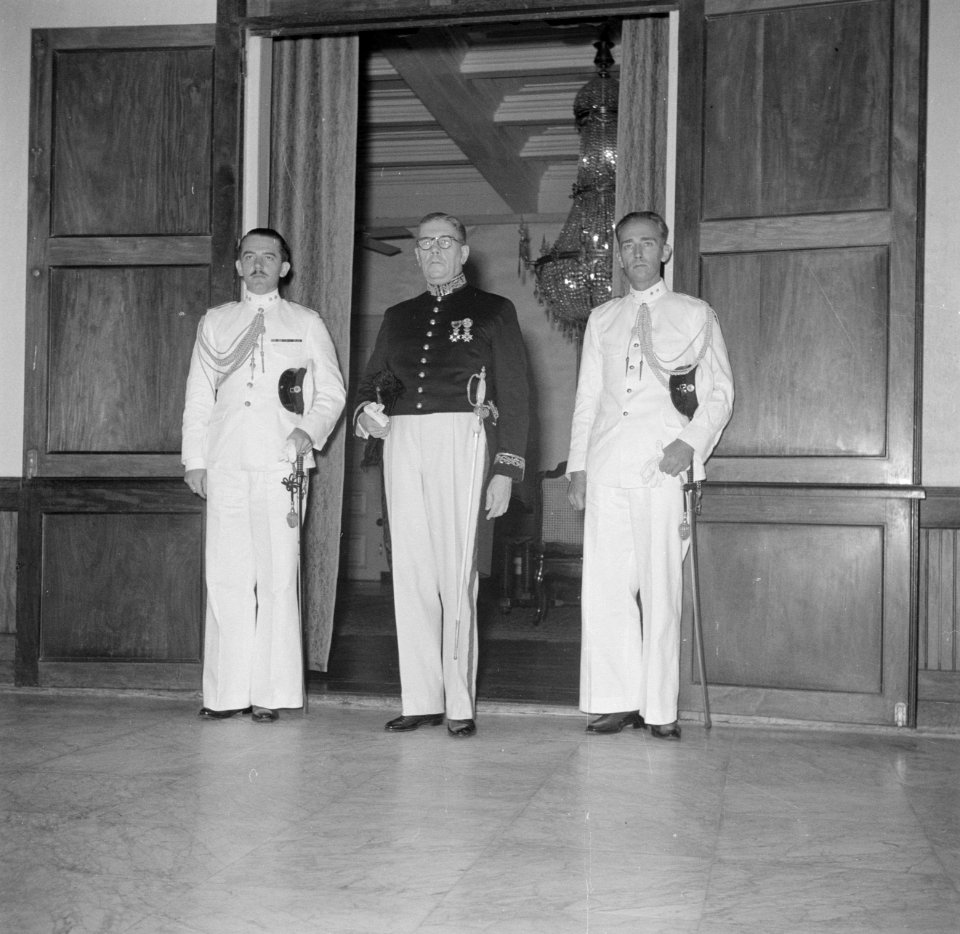 Gouverneur Brons in ambtkostuum tussen twee militairen. Rechts zijn adjudant Fij, Bestanddeelnr 252-7054