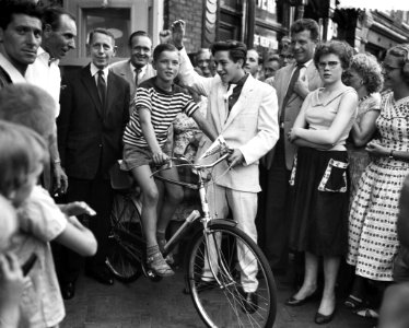 Gouden exportfiets voor Gerrie Hoffmeister mr. Willet, Bestanddeelnr 910-5044