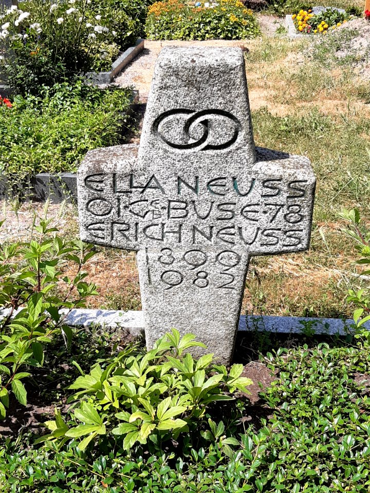 Grab Erich Neuß, Granauer Friedhof, Halle-Nietleben