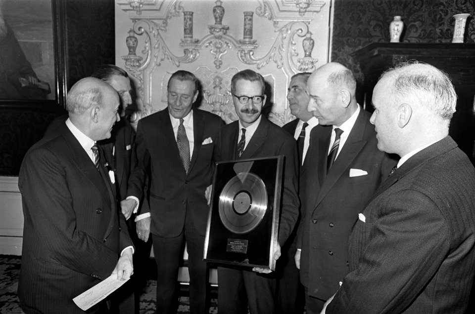 Gouden plaat en f 50.000 voor Nederlandse Rode Kruis , direkteur-generaal A. van, Bestanddeelnr 921-1649