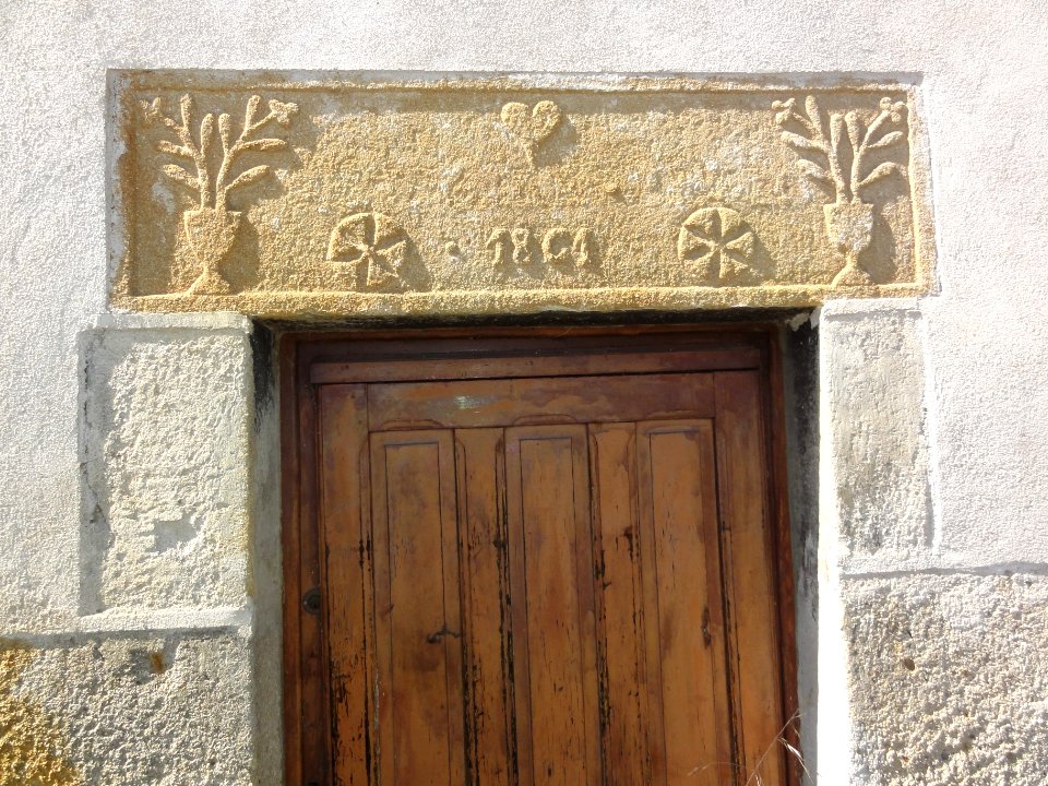 Gouttières (Puy-de-Dôme) linteau sculpté