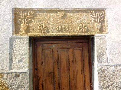 Gouttières (Puy-de-Dôme) linteau sculpté