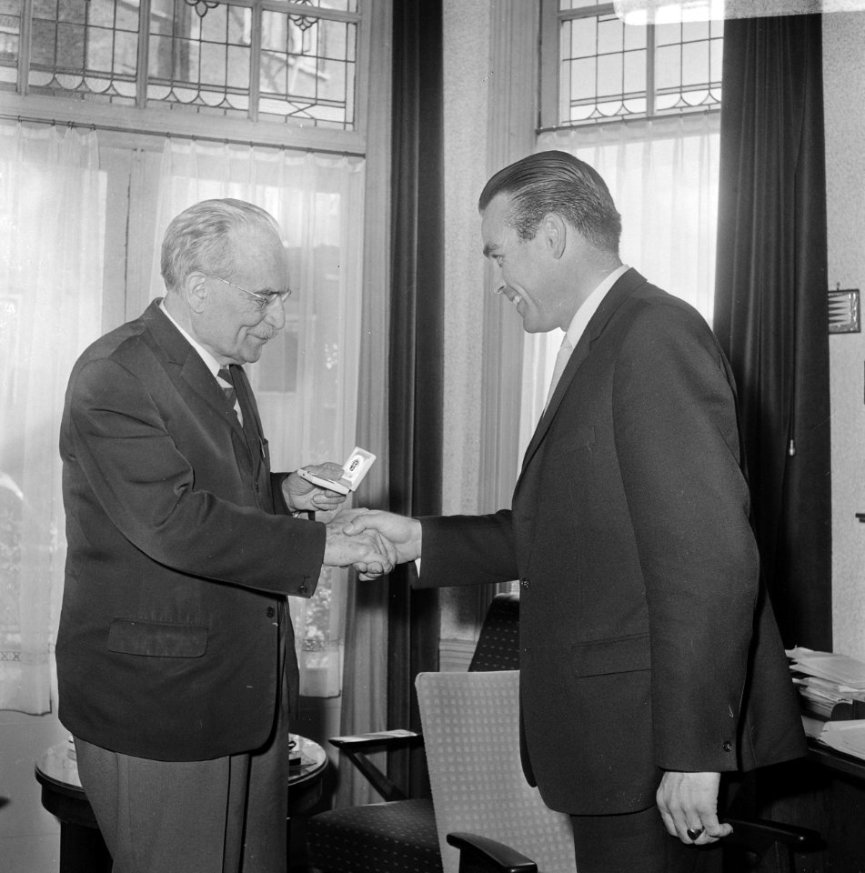 Gouden penning voor Dr. W. Drees, t.g.v. zijn 80ste verjaardag vervaardigd door , Bestanddeelnr 919-4832