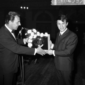 Gouden plaat voor Belgische zanger Adamo, uitgereikt in het Concertgebouw, Wille, Bestanddeelnr 916-4393
