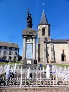 Gouttières (Puy-de-Dôme) monument aux morts