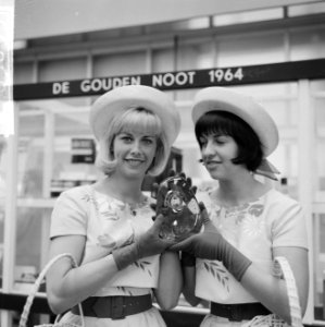 Gouden noot 1964, verpakkingsbeurs Hacropark 1964 in RAI twee bloemenmeisjes ton, Bestanddeelnr 916-3053