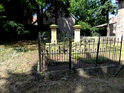 Grab mit Einfriedung in Wohlsborn