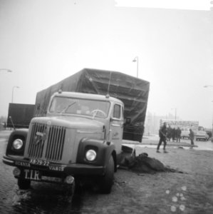 Graafwerkzaamheden bij een van de weg geraakte vrachtwagen op het kruispunt Utre, Bestanddeelnr 918-4668