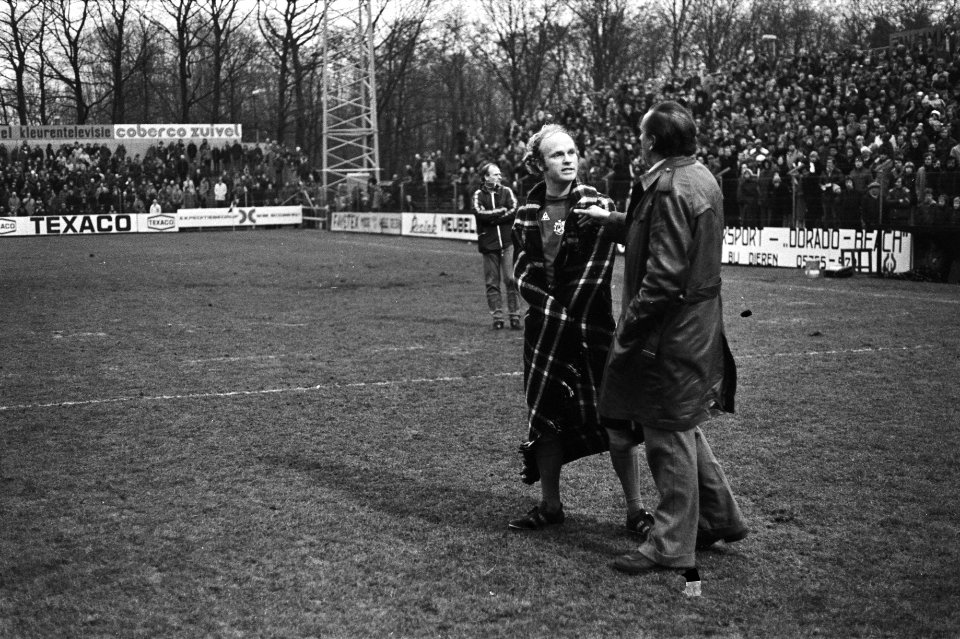 Graafschap tegen Ajax 0-0 wedstrijd werd even gestaakt, tijdens deze kleine pau, Bestanddeelnr 928-9705