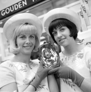 Gouden noot 1964, verpakkingsbeurs Hacropark 1964 in RAI twee bloemenmeisjes ton, Bestanddeelnr 916-3054