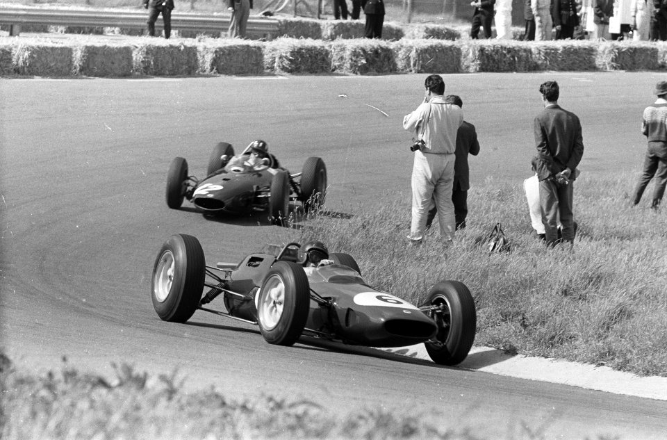 Grand Prix te Zandvoort Nummer 6 Jim Clark aan kop met achter hem Graham Hill m, Bestanddeelnr 915-2877