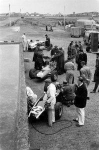Grand Prix te Zandvoort Nummer 2 Tony Maggs voor de start, Bestanddeelnr 915-2891