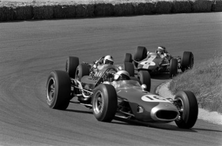 Grand Prix te Zandvoort, wagens tijdens de race. Jack Brabham (16) aan de leidin, Bestanddeelnr 919-3865