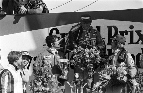 Grand Prix Zandvoort Niki Lauda tijdens huldiging met Jacques Laffite (2e) en J, Bestanddeelnr 929-3240