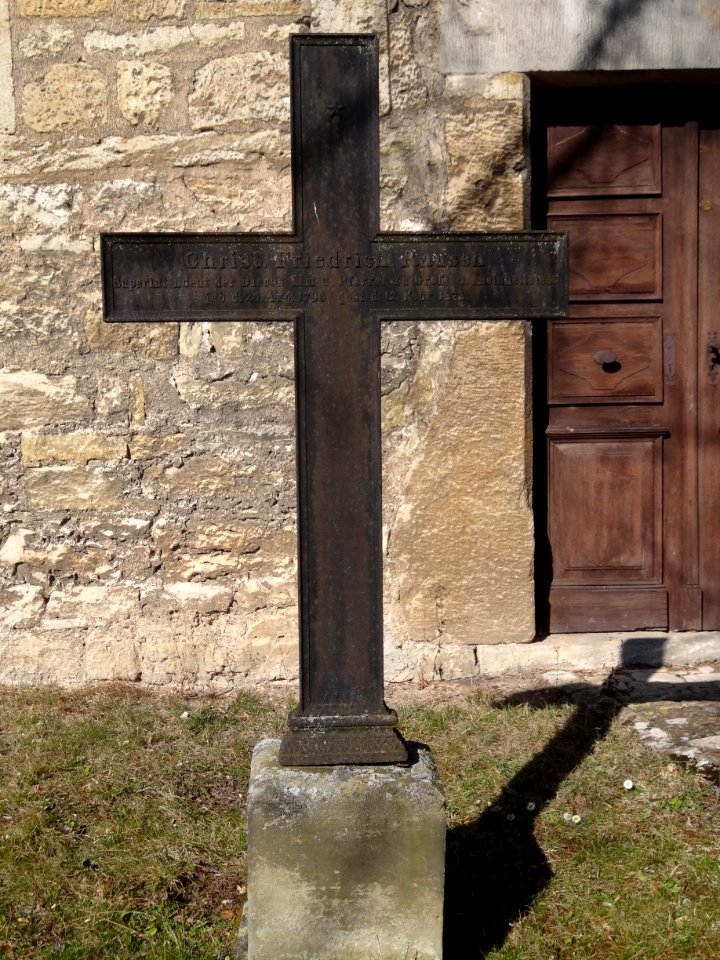 Grabkreuz auf dem Friedhof von Großhettstedt 1