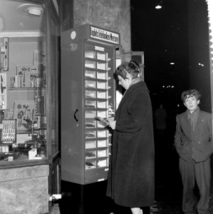 Grammofoonplatenautomaat in de Kalverstraat, Bestanddeelnr 909-3179