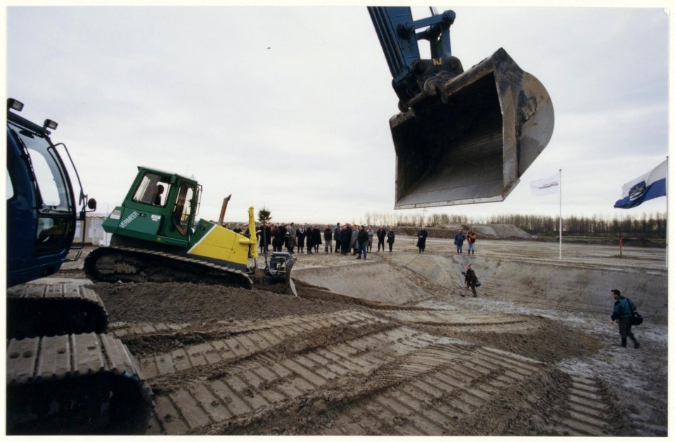 Graafmachines maken onder toeziend oog van genodigden een begin met de aanleg van Big Spotters Hill voor de Floriade van 2002. NL-HlmNHA 54037074