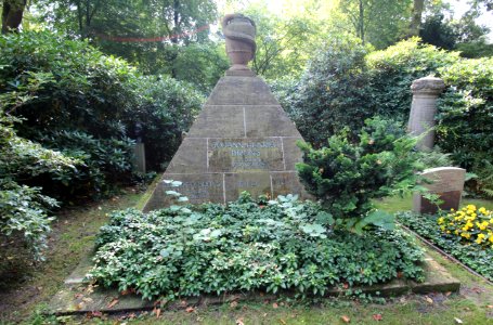 Grabmal Bruns in Bremen, Riensberger Friedhof