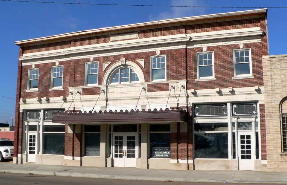 Grand Theatre (Norfolk, Nebraska) from NE 2
