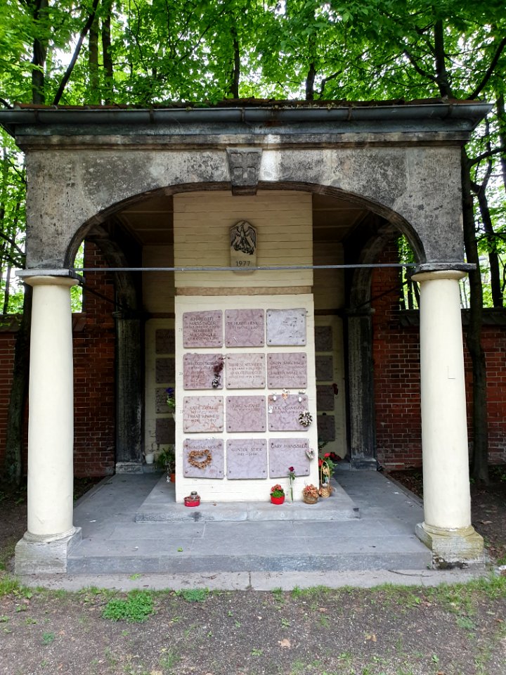 Gräber Ostfriedhof München 16