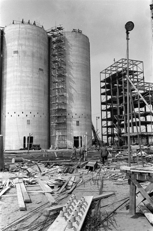 Graansilo in Botlek ingestort, vier arbeiders omgekomen, Bestanddeelnr 915-2527