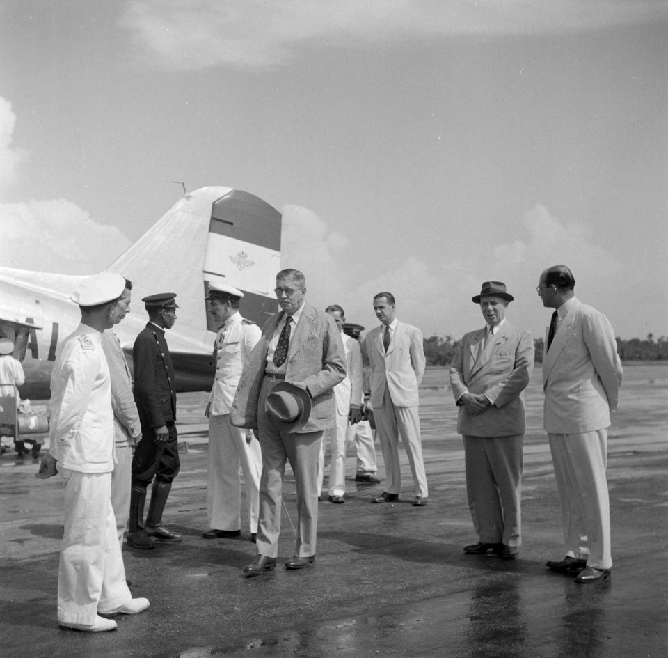 Gouverneur Brons op vliegveld Zanderij in Suriname, Bestanddeelnr 252-7069