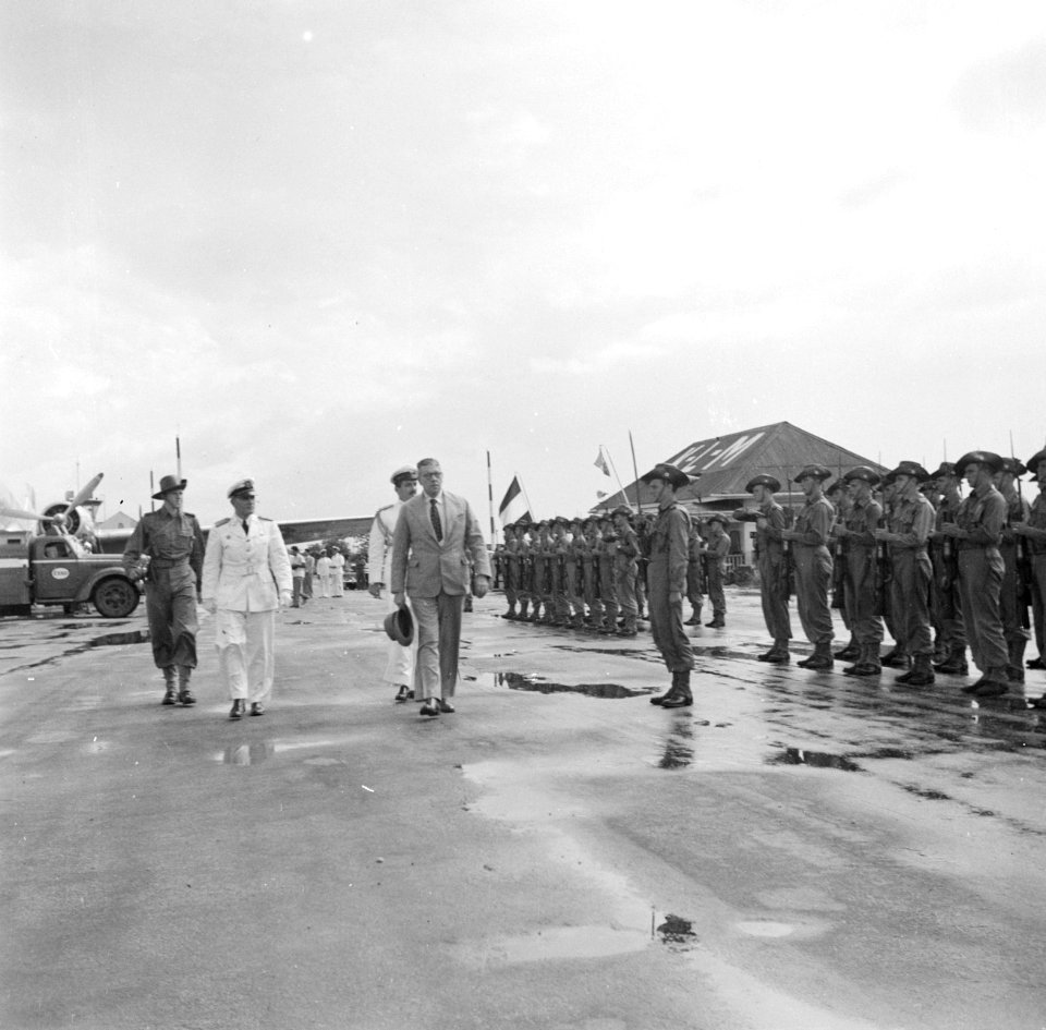 Gouverneur Brons passeert de erewacht op vliegveld Zanderij in Suriname, Bestanddeelnr 252-7075