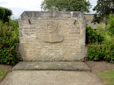 Grandchamp (Sarthe) monument aux morts