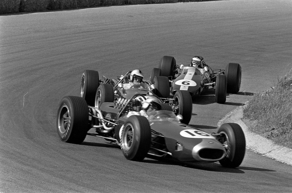 Grand Prix te Zandvoort, wagens tijdens de race. Jack Brabham (16) aan de leidin, Bestanddeelnr 919-3864