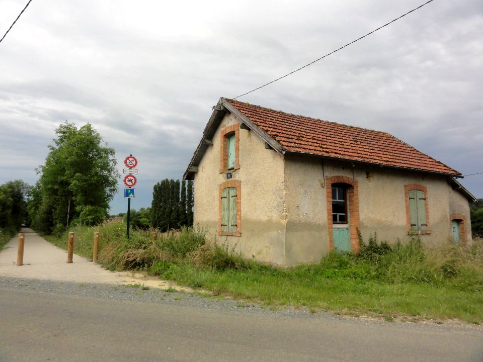 Grandchamp (Sarthe) voie verte avec maison de gardien chemin de fer