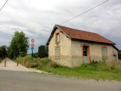 Grandchamp (Sarthe) voie verte avec maison de gardien chemin de fer