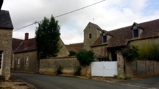 Gouillons - 04 - une rue avec l'église
