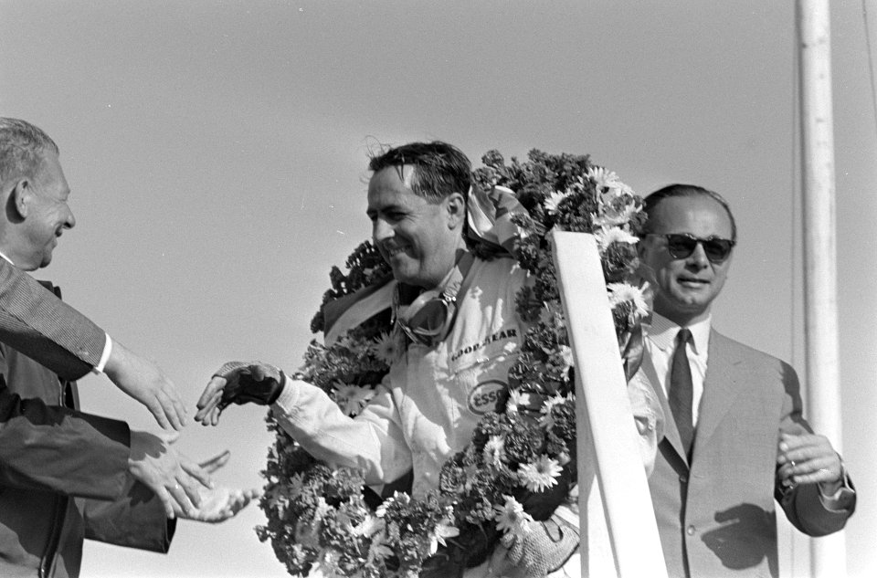 Grand Prix te Zandvoort, winnaar Jack Brabham op podium met krans, Bestanddeelnr 919-3867
