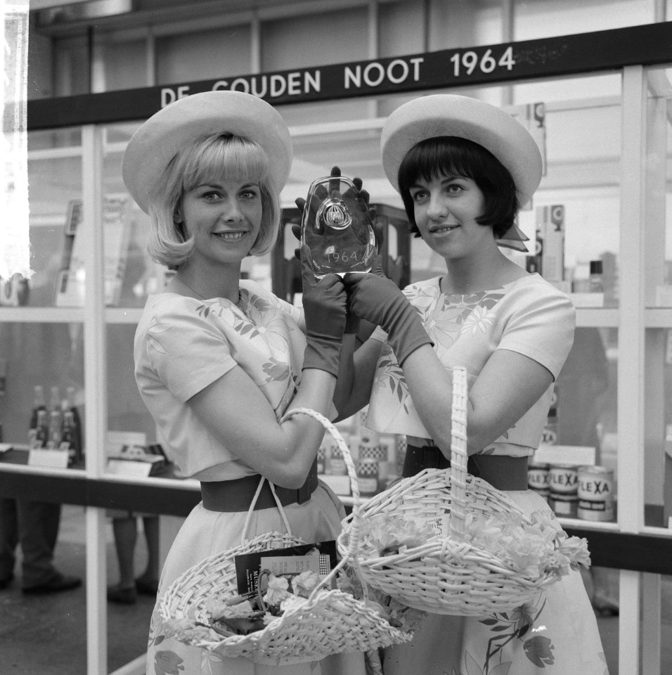 Gouden noot 1964, verpakkingsbeurs Hacropark 1964 in RAI twee bloemenmeisjes ton, Bestanddeelnr 916-3055