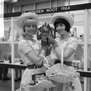 Gouden noot 1964, verpakkingsbeurs Hacropark 1964 in RAI twee bloemenmeisjes ton, Bestanddeelnr 916-3055