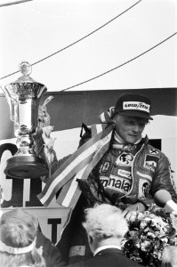 Grand Prix Zandvoort Niki Lauda tijdens huldiging, Bestanddeelnr 929-3238 photo