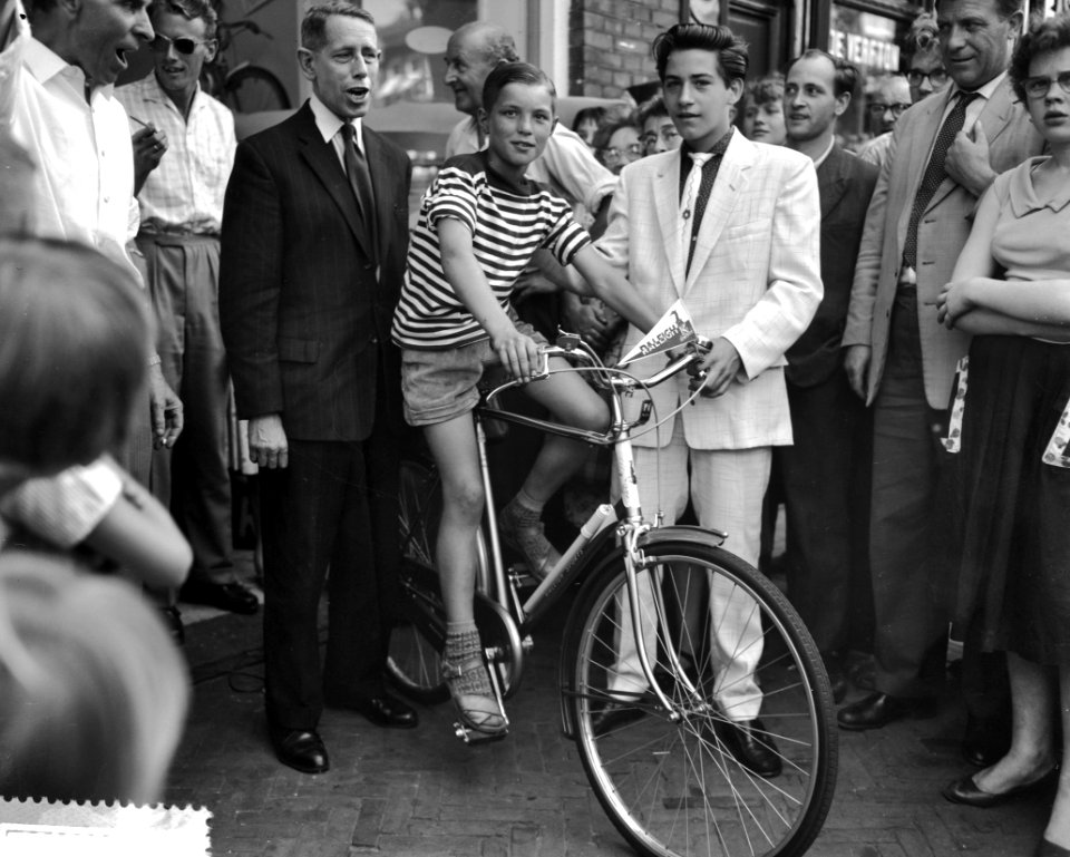 Gouden exportfiets voor Gerrie Hoffmeister mr. Willet, Bestanddeelnr 910-5043