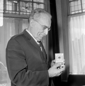 Gouden penning voor Dr. W. Drees, t.g.v. zijn 80ste verjaardag vervaardigd door , Bestanddeelnr 919-4829