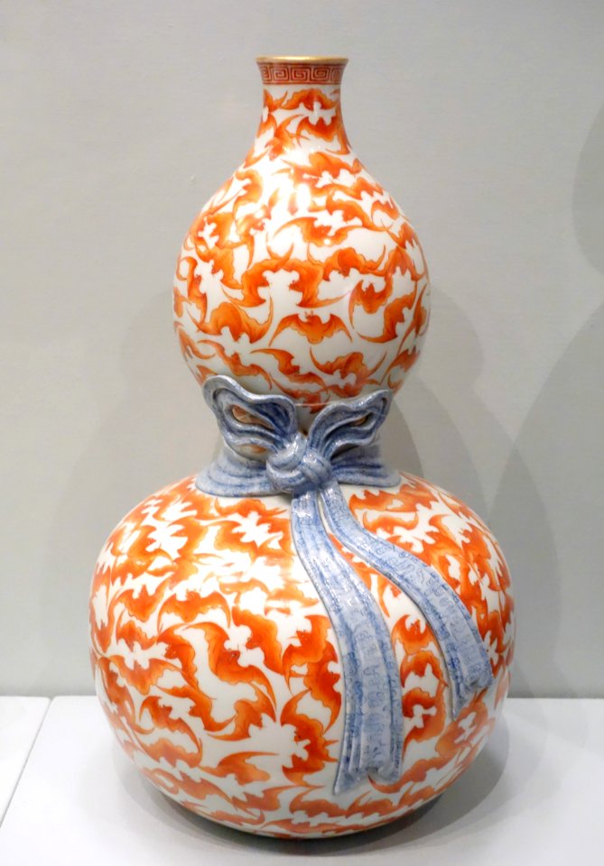 Gourd-shaped vase with red bats, China, Jingdezhen, Jiangxi province, Qing dynasty, Qianlong emperor, porcelain with underglaze and overglaze polychrome - Asian Art Museum of San Francisco - DSC01651
