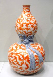 Gourd-shaped vase with red bats, China, Jingdezhen, Jiangxi province, Qing dynasty, Qianlong emperor, porcelain with underglaze and overglaze polychrome - Asian Art Museum of San Francisco - DSC01651