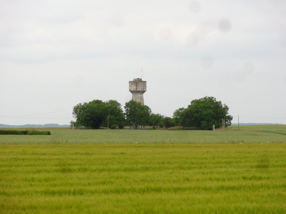 Grandlup-et-Fay (Aisne) château d'eau dans son paysage